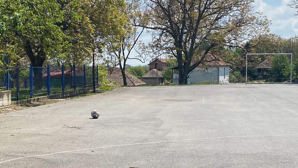 Mladenovac i Smederevo: Muk na ulicama sela ophrvanih tugom posle ubistva osmoro meštana, osumnjičeni priznao zločin - tužilaštvo 2 igralište, teren, lopta