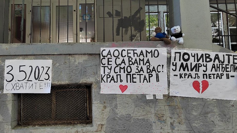 Poruke na zidu škole „Vladislav Ribnikar"