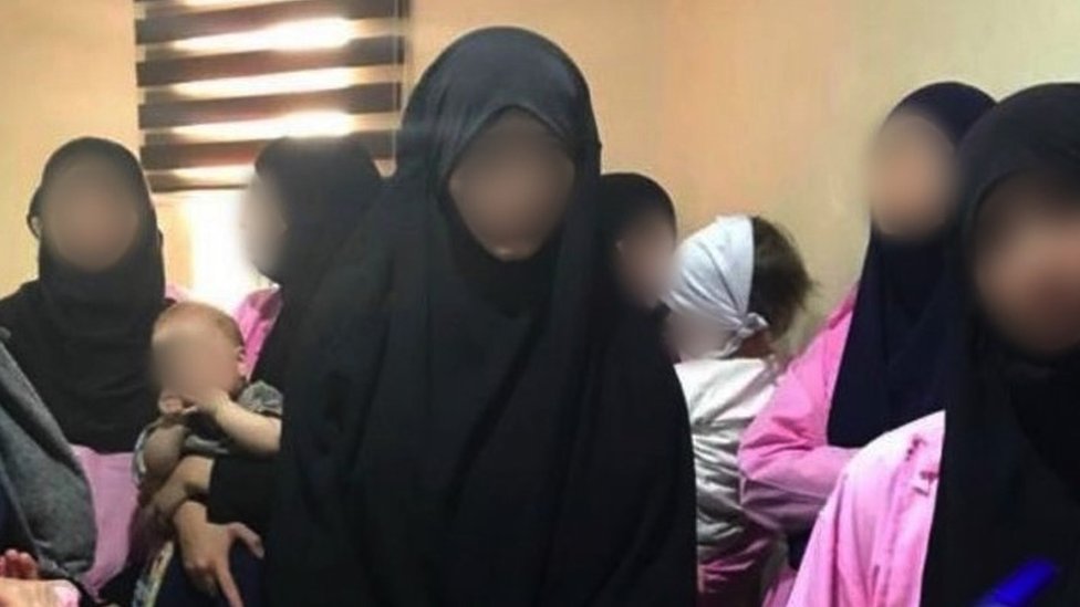 Islamska država: Stotine žena započele štrajk glađu u iračkom zatvoru65503935 3 Women in traditional dress, some holding small children