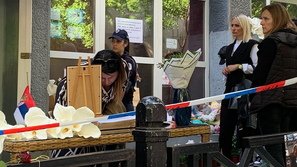 Tragedija u Beogradu: Ocu osumnjičenog za pucnjavu u školi „Vladislav Ribnikar" određen pritvor od 30 dana 4 Upisivanje u knjigu žalosti ispred škole „Vladislav Ribnikar"