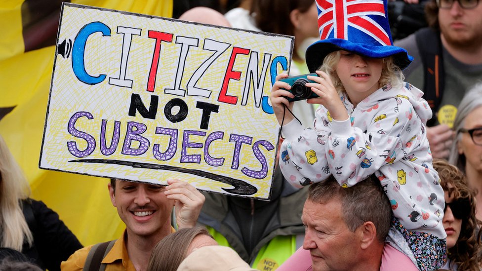 Krunisan novi britanski monarh - kralj Čarls Treći 25 krunisanje, antimonarhisti