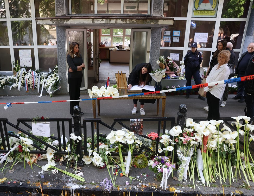 Tragedija u Beogradu: Jedan povređeni učenik i dalje u teškom stanju, nastavnica stabilno 5 Knjiga žalosti ispred Ribnikara