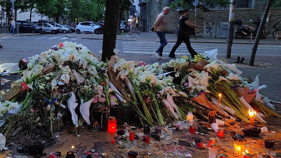 Tragedija u Beogradu: Pojačano prisustvo policije u svim školama u Srbiji 1 sveće