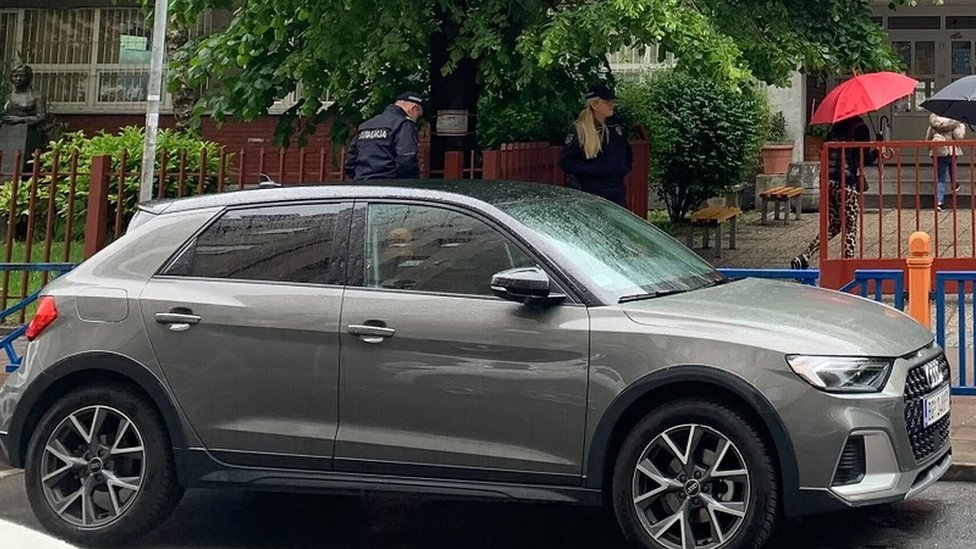 Tragedija u Beogradu: Jedan povređeni učenik i dalje u teškom stanju, nastavnica stabilno 2 Ulaz u jednu od beogradskih osnovnih škola