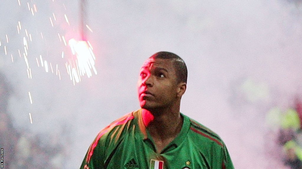 Inter, Milan i Liga šampiona: Fudbalski rat u Milanu i fotografija koja će ostati za večnost 5 AC Milan goalkeeper Dida watches as a flare tumbles towards him in the 2005 Champions League quarter-final against AC Milan