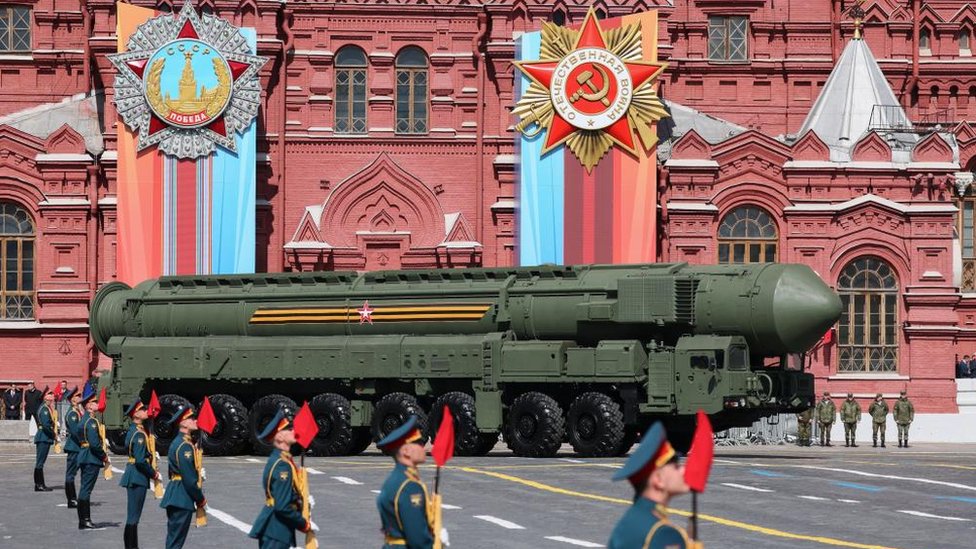 Rusija i Ukrajina: „Želimo mir u budućnosti, Zapad hoće da nas baci na kolena" - Putin na paradi u Moskvi 1 A Russian Yars intercontinental ballistic missile launcher drives during a Victory Day military parade on Red Square in Moscow, Russia, 09 May 2023