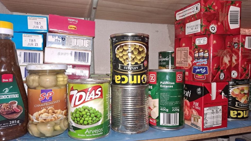 Rekordna inflacija: Pet načina na koje se Argentina bori sa krizom 5 Tins and jars of food stored in Noira's spare room
