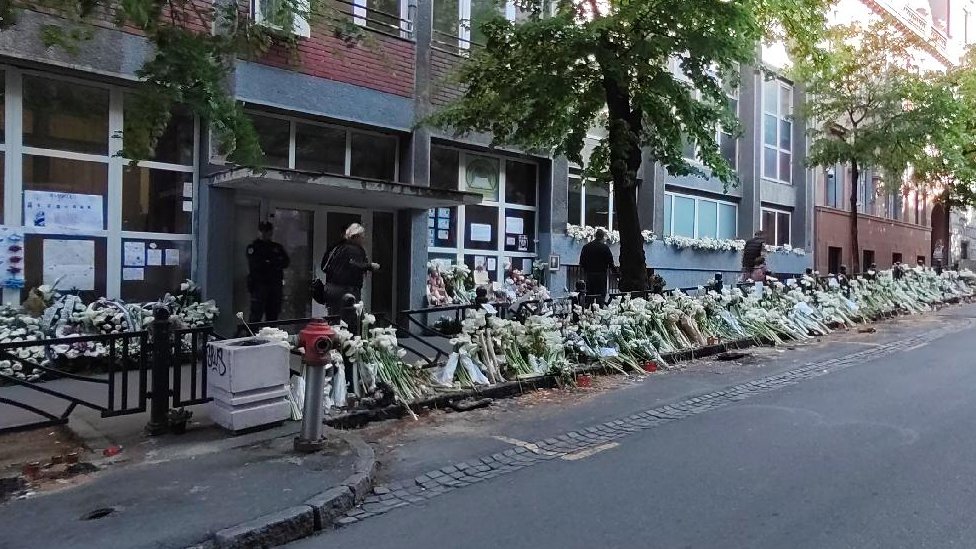 Povratak đaka u školu „Vladislav Ribnikar": Policija na ulazima, držanje za ruke i sedam zahteva 2 cveće ispred škole