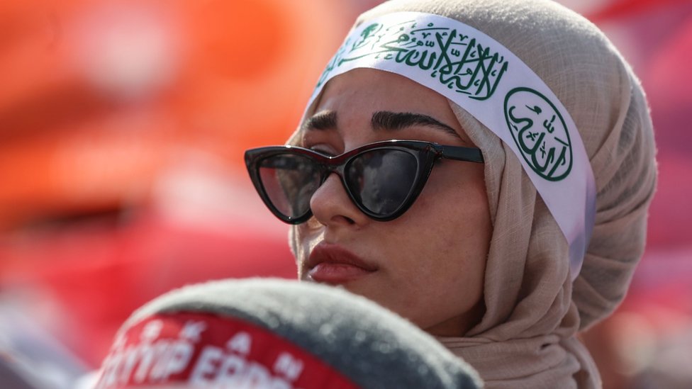 Redžep Tajip Erdogan: Prodavac đevreka koji je promenio Tursku 2 A supporter of Turkish President Recep Tayyip Erdogan looks on during election campaign rally in Istanbul, Turkey, 07 May 2023.