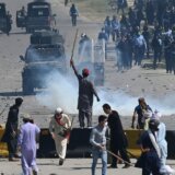 Pakistan: Najmanje osam mrtvih i stotine uhapšenih u neredima zbog hapšenja bivšeg premijera Imrana Kana 17