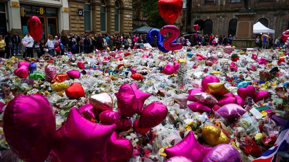 Tragedija u Beogradu: Soba sećanja na žrtve iz beogradske škole „Vladislav Ribnikar" 6 baloni u Mančesteru posle tragedije u Areni na koncertu Arijane Grande