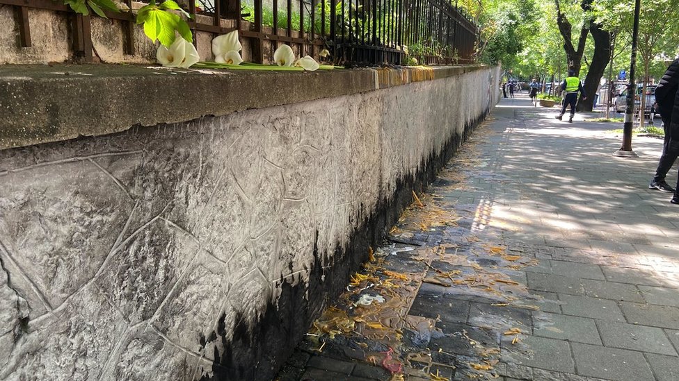 Tragedija u Beogradu: Soba sećanja na žrtve iz beogradske škole „Vladislav Ribnikar" 3 uklonjene sveće, cveće i igračke sa jednog od ulaza