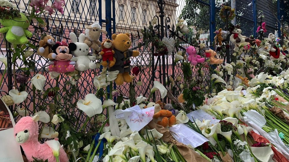 Tragedija u Beogradu: Soba sećanja na žrtve iz beogradske škole „Vladislav Ribnikar" 5 igračke ispred OŠ Vladislav Ribnikar