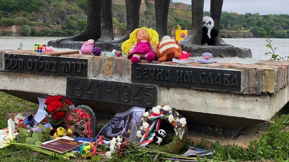 Tragedija u Beogradu: Soba sećanja na žrtve iz beogradske škole „Vladislav Ribnikar" 4 igračke u Novom Sadu