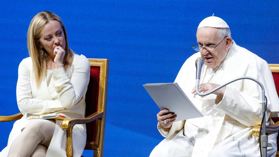 Demografija i Italija: Papa upozorio da kućni ljubimci ne smeju da budu zamena za decu 2 Pope Francis reading his speech alongside and Italian Prime Minister Giorgia Meloni
