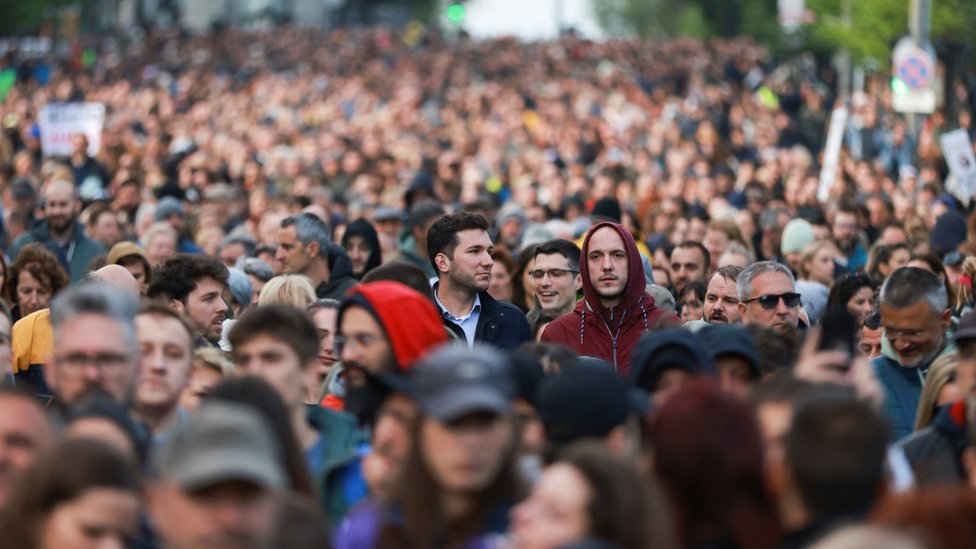 Protesti u Srbiji: U Beogradu nove demonstracije zbog nasilja u zemlji, nepregledne kolone ljudi u šetnji i blokadi mosta Gazela 6 protest