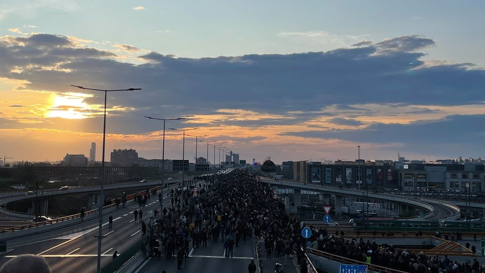 Protesti u Srbiji: U Beogradu nove demonstracije zbog nasilja u zemlji, nepregledne kolone ljudi u šetnji i blokadi mosta Gazela 12 protest