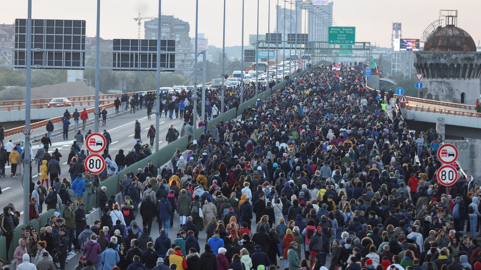 Protesti u Srbiji: U Beogradu nove demonstracije zbog nasilja u zemlji, nepregledne kolone ljudi u šetnji i blokadi mosta Gazela 11 protest