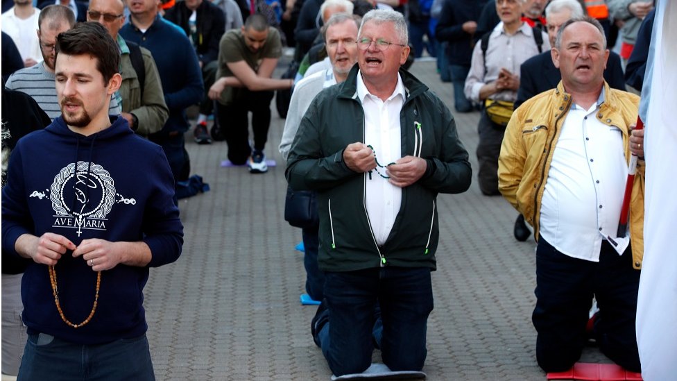 Ženska prava i Srbija: Međunarodni samit protiv abortusa u Beogradu, kakve mogu biti posledice 2 Svake prve subote u Hrvatskoj se održavaju protesti klečanjem kojima se traži čednije ponašanje žena