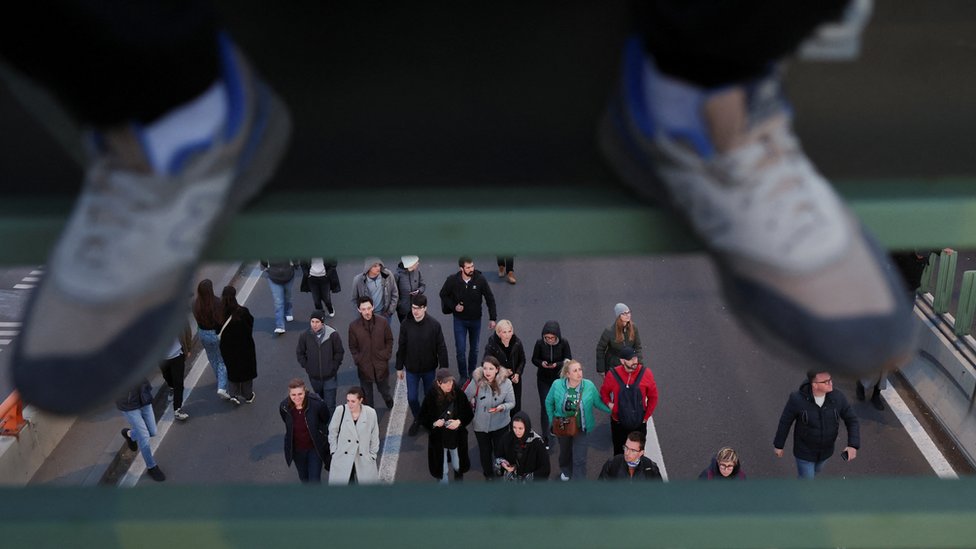 Protesti u Srbiji: U Beogradu nove demonstracije zbog nasilja u zemlji, nepregledne kolone ljudi u šetnji i blokadi mosta Gazela 17 protest