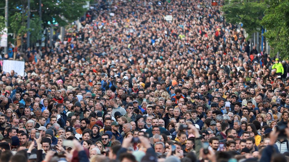 Protesti u Srbiji: U Beogradu nove demonstracije zbog nasilja u zemlji, nepregledne kolone ljudi u šetnji i blokadi mosta Gazela 7 protest