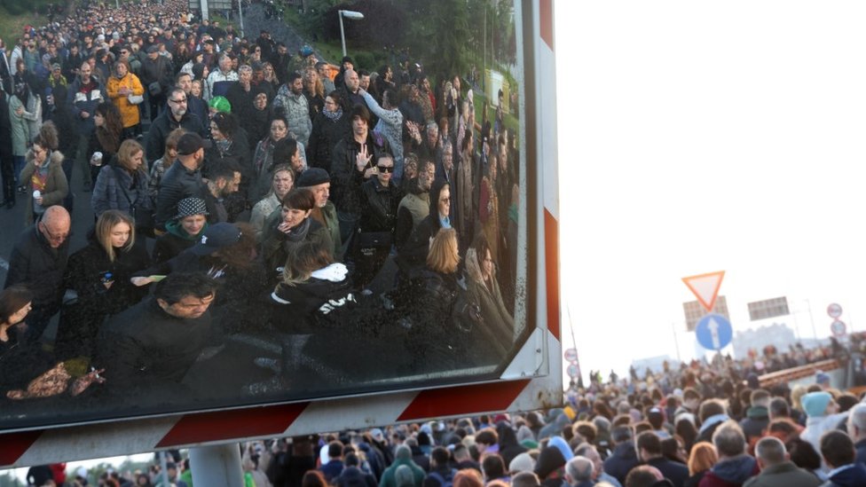 Protesti u Srbiji: U Beogradu nove demonstracije zbog nasilja u zemlji, nepregledne kolone ljudi u šetnji i blokadi mosta Gazela 13 protest