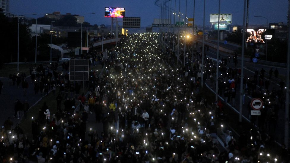 Protesti u Srbiji: U Beogradu nove demonstracije zbog nasilja u zemlji, nepregledne kolone ljudi u šetnji i blokadi mosta Gazela 18 protest