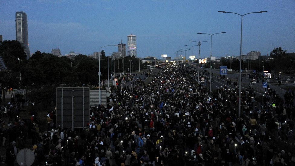 Protesti u Srbiji: U Beogradu nove demonstracije zbog nasilja u zemlji, nepregledne kolone ljudi u šetnji i blokadi mosta Gazela 19 protest