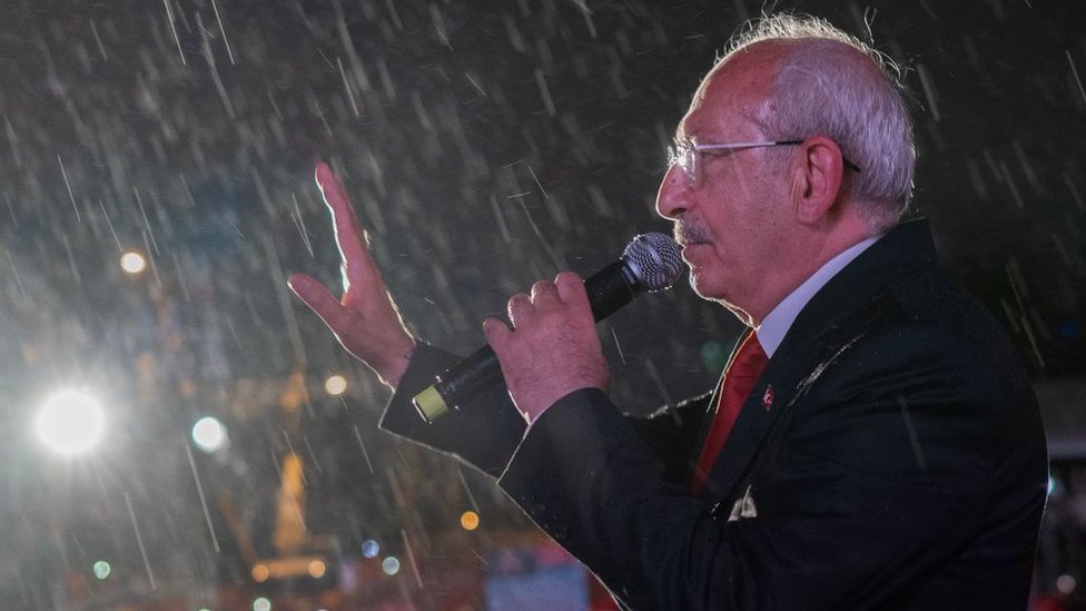 Turska i izbori: Opozicija se usudila da sanja o porazu Erdogana 2 Kemal Kilicdaroglu addressed supporters in pouring rain with just a day to go before the vote