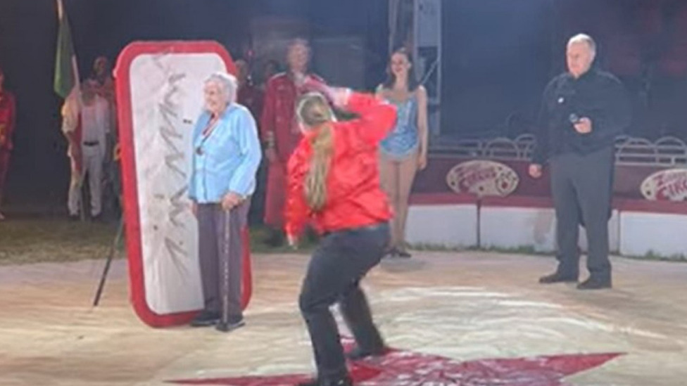 Stari: Žena u 100. godini ostvarila san da je gađaju noževima u cirkusu 1 Annie faces the knives