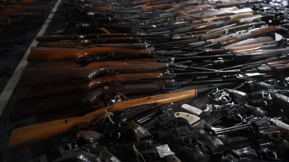 Tragedija u Beogradu i Mladenovcu: „Sve oružje osim trofejnog će biti uništeno", kažu iz MUP-a, dosad predato više od 50.000 komada 2 oružje