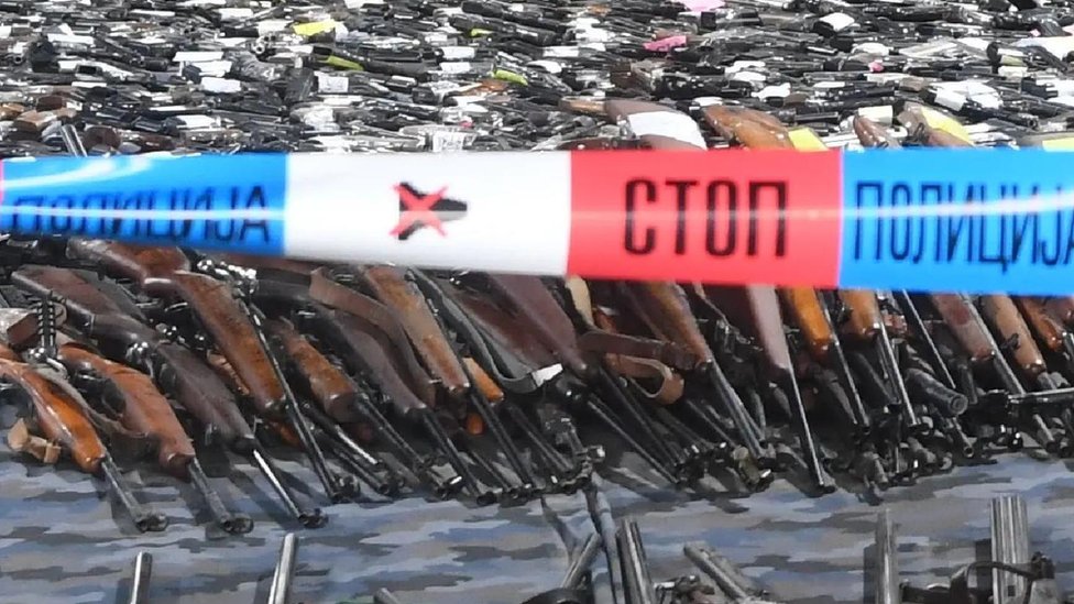 Tragedija u Beogradu i Mladenovcu: „Sve oružje osim trofejnog će biti uništeno", kažu iz MUP-a, dosad predato više od 50.000 komada 4 oružje