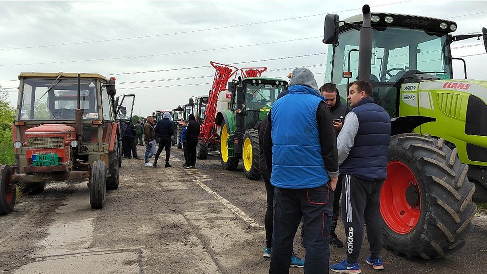 Srbija i protesti: Poljoprivrednici nastavljaju blokade puteva uprkos odluci vlade da im ispuni veći deo zahteva 10 poljoprivrednici, protest