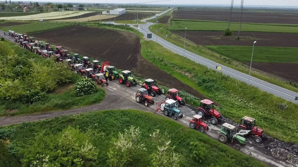 Srbija i protesti: Poljoprivrednici nastavljaju blokade puteva uprkos odluci vlade da im ispuni veći deo zahteva 2 poljoprivrednici, protest