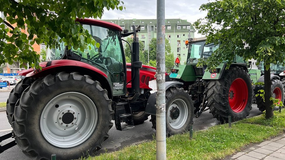 Srbija i protesti: Poljoprivrednici nastavljaju blokade puteva uprkos odluci vlade da im ispuni veći deo zahteva 19 Novi Sad