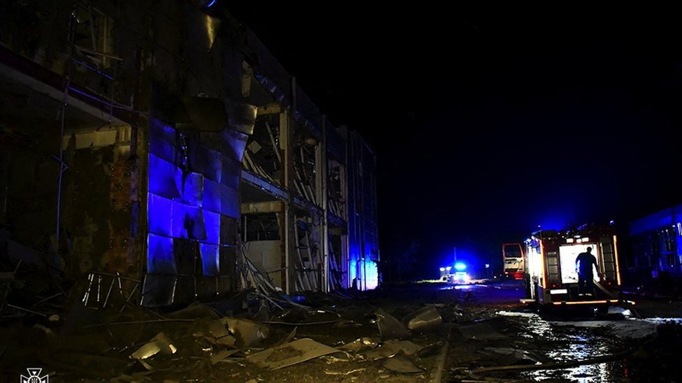 Spasioci pretražuju ruševine tržnog centra u Nikolajevu nakon ruskog raketnog napada 16. maja