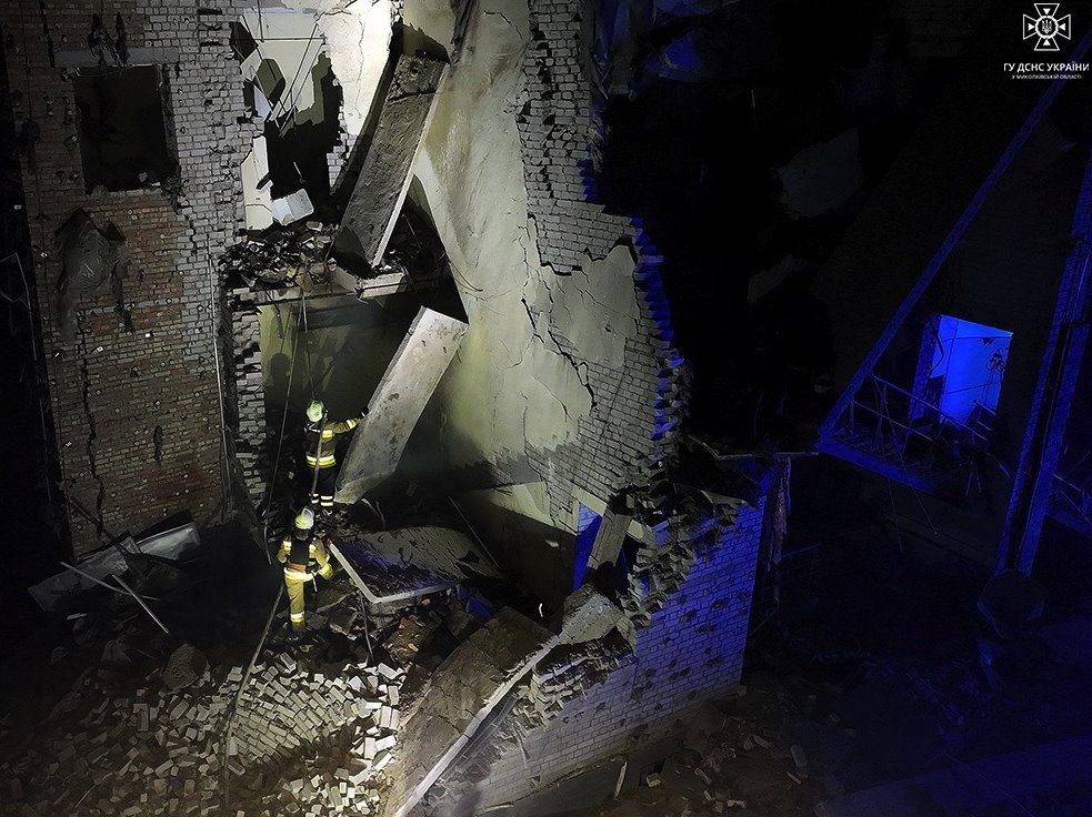 Rusija i Ukrajina: Kijev tvrdi da je oborio ruske hipersonične rakete, Rusija granatirala Nikolajev 2 Spasioci pretražuju ruševine tržnog centra u Nikolajevu nakon ruskog raketnog napada 16. maja