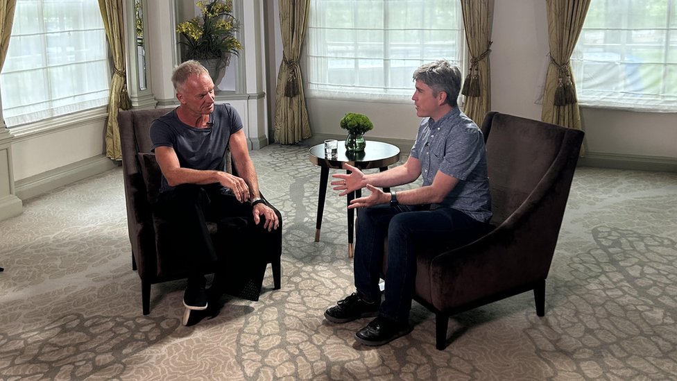 Muzika i tehnologija: Sting upozorava na pesme koje piše veštačka inteligencija 2 Sting speaking with the BBC's Mark Savage