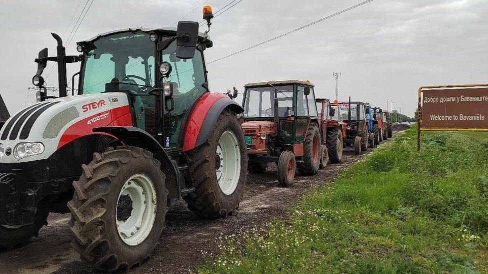 Protest poljoprivrednika u Srbiji: Četvrti dan blokade puteva, policija naredila da se traktori sklone sa ulica u Pančevu 13 poljoprivrednici, protest