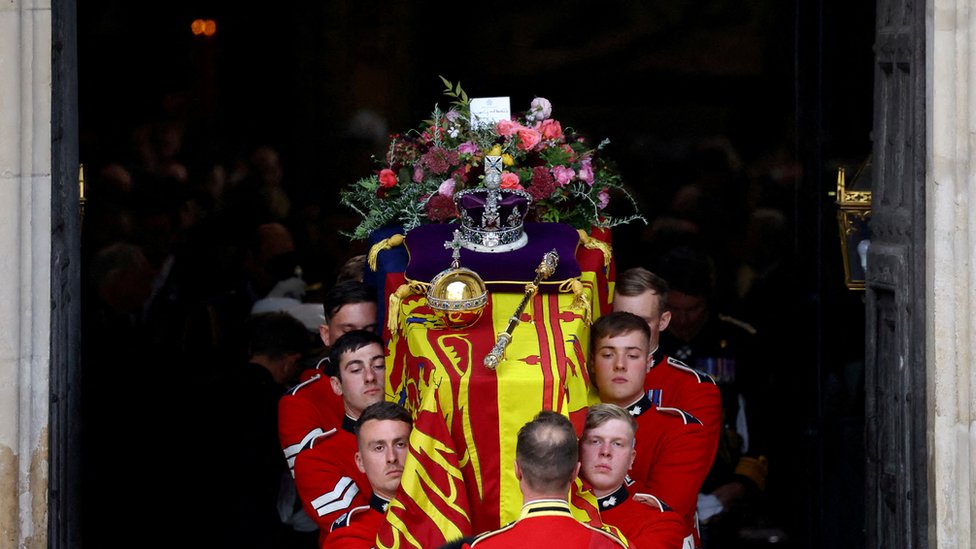 Kraljica Elizabeta Druga: Sahrana koštala vladu više od 186 miliona evra 2 The coffin of Britain's Queen Elizabeth is carried out of Westminster Abbey