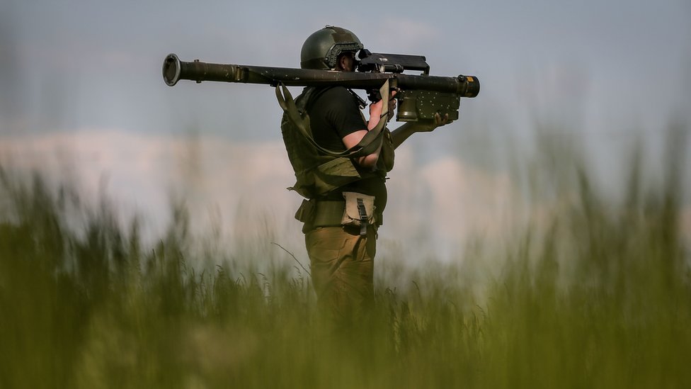 Rusija i Ukrajina: SAD dozvoljavaju saveznicima isporuku borbenih aviona F-16 Ukrajini, Zelenski stigao na samitu G7 1 ukrajinski vojnik