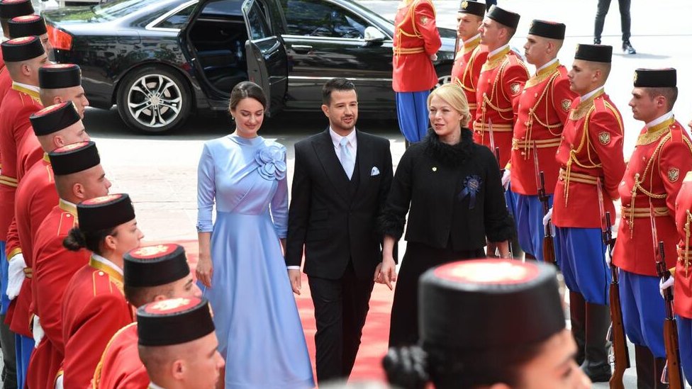 Jakov Milatović stiže sa suprugom na inauguraciju