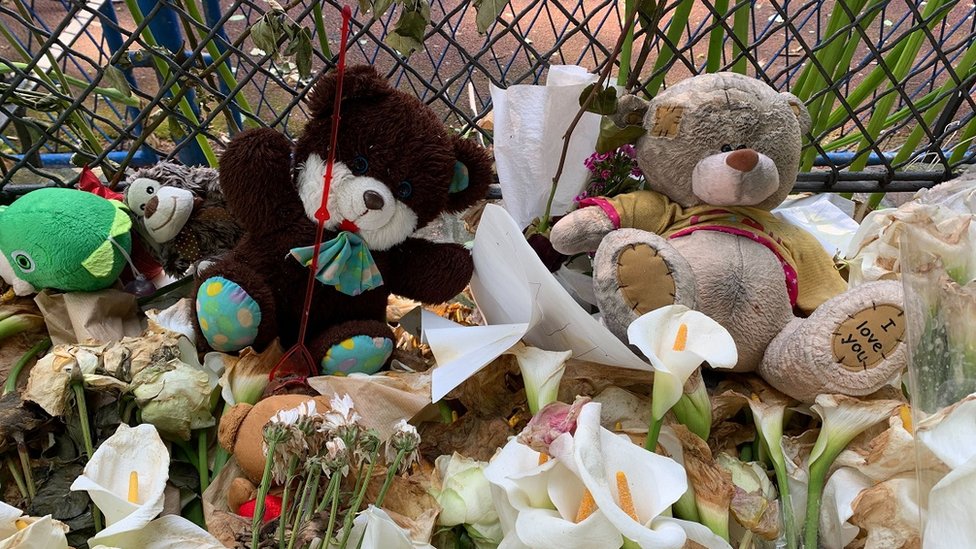 Plišane igračke stoje na ogradi škole Vladislav Ribnikar i dve nedelje posle tragedije