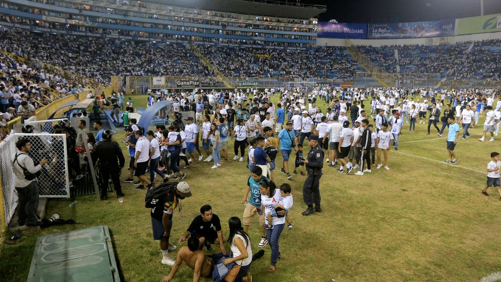 Katastrofa na stadionu u El Salvadoru: Najmanje 12 mrtvih u stampedu 1 Supporters are helped by others following a stampede during a football match between Alianza and FAS at Cuscatlan stadium in San Salvador