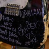 Muzika i Kurt Kobejn: Razbijena gitara frontmena Nirvane prodata za skoro 600.000 dolara 5