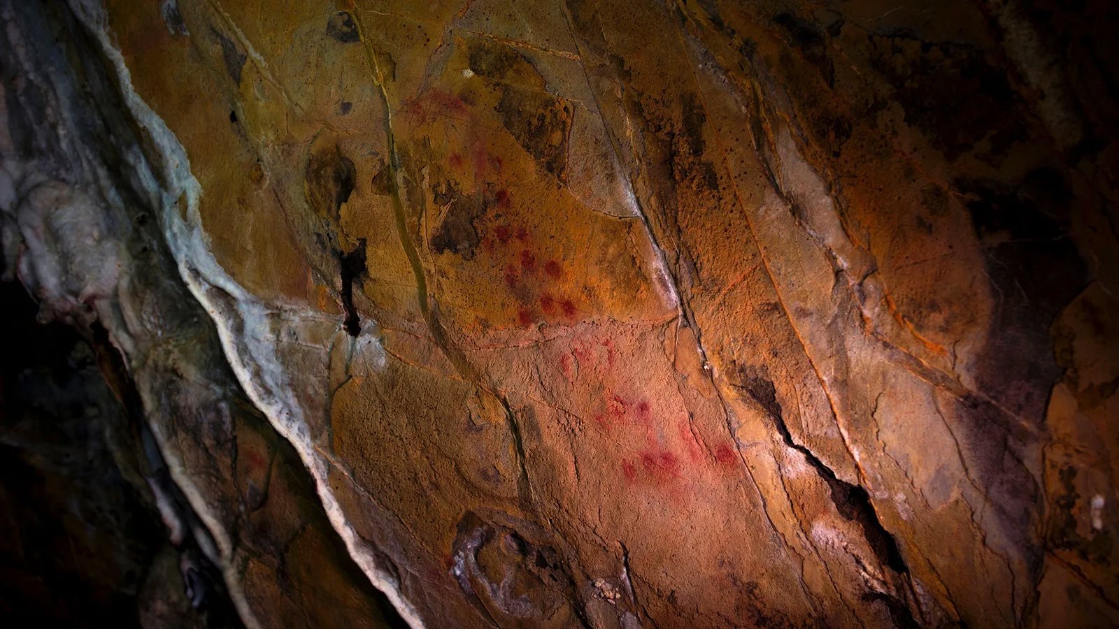 Crveni pigment nanošen i razmazivan po steni u pećini Ardales u Malagi, u Španiji, pretpostavlja se da su napravili Neandertalci