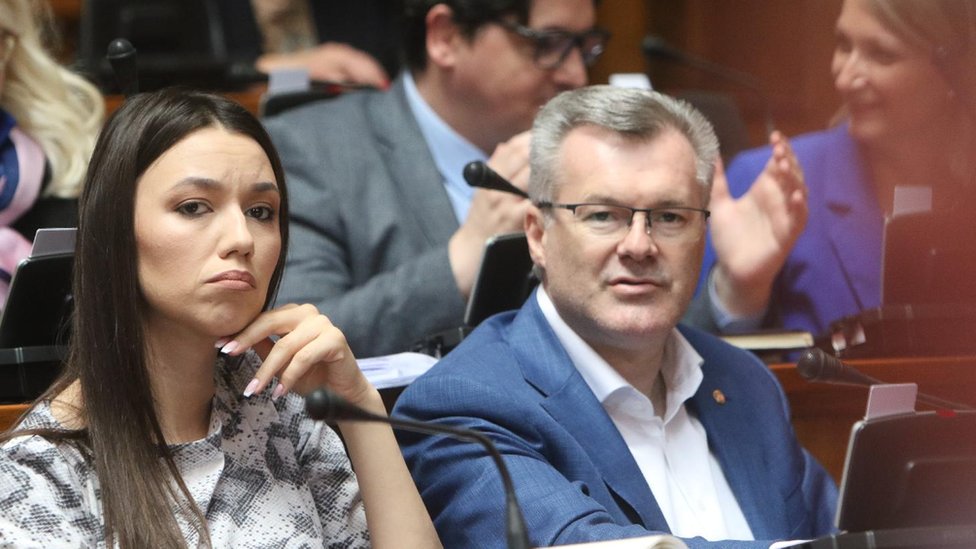 Tragedije u Beogradu: Rasprava u Skupštini - „Ostavke, ostavke", vikali poslanici opozicije i pitali „koliko košta miting SNS i ko ga plaća" 1 Skupština Srbije