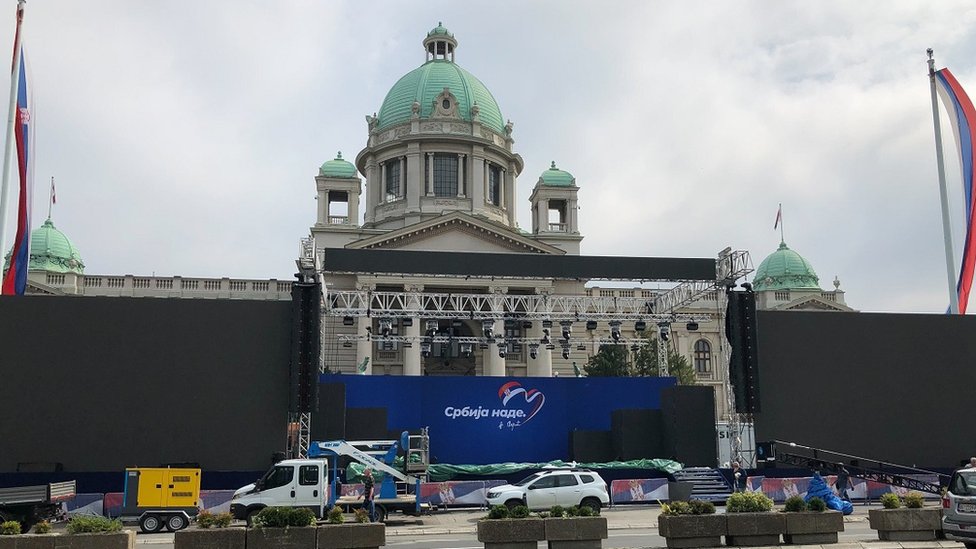 Bina u Beogradu ispred zgrade Skupštine Srbije