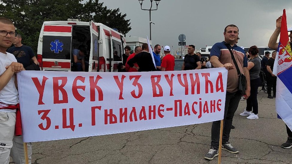 Sirene i suzavac na severu Kosova, u Zvečanu „zastrašujuće, situacija kakva se ne pamti“ 8 Srbi, Kosovo, Vučić, miting