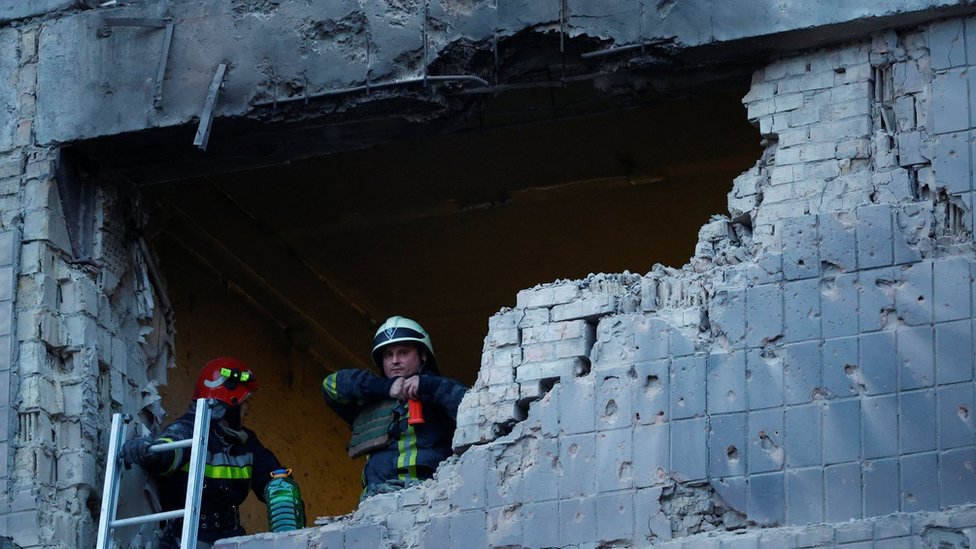 Rusija i Ukrajina: Rekordan broj napada dronovima, u napadu na Kijev ima poginulih 1 Rescuers inspect a building damaged during a Russian drone attack in Kyiv, Ukraine. Photo: 28 May 2023